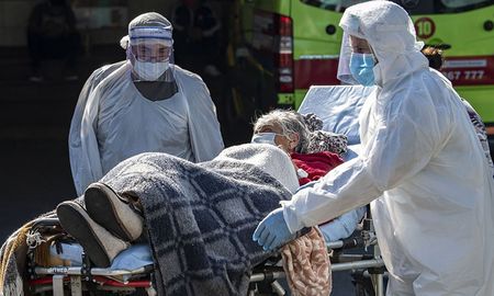 Chile anunció este lunes que 29 municipios, incluidos nueve de Santiago, que concentran un tercio de los habitantes del país, entrarán en cuarentena total a partir de este jueves, tras reportarse hoy más de 5.000 nuevos casos de coronavirus, por quinto día consecutivo, mientras las autoridades avanzan en su plan de vacunación. Chile anunció este lunes que 29 municipios, incluidos nueve de Santiago, que concentran un tercio de los habitantes del país, entrarán en cuarentena total a partir de este jueves, tras reportarse hoy más de 5.000 nuevos casos de coronavirus, por quinto día consecutivo, mientras las autoridades avanzan en su plan de vacunación.
