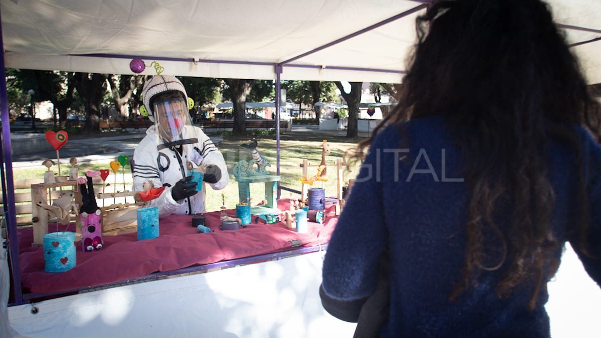 Este sábado abrió la feria del Sol y la Luna. 