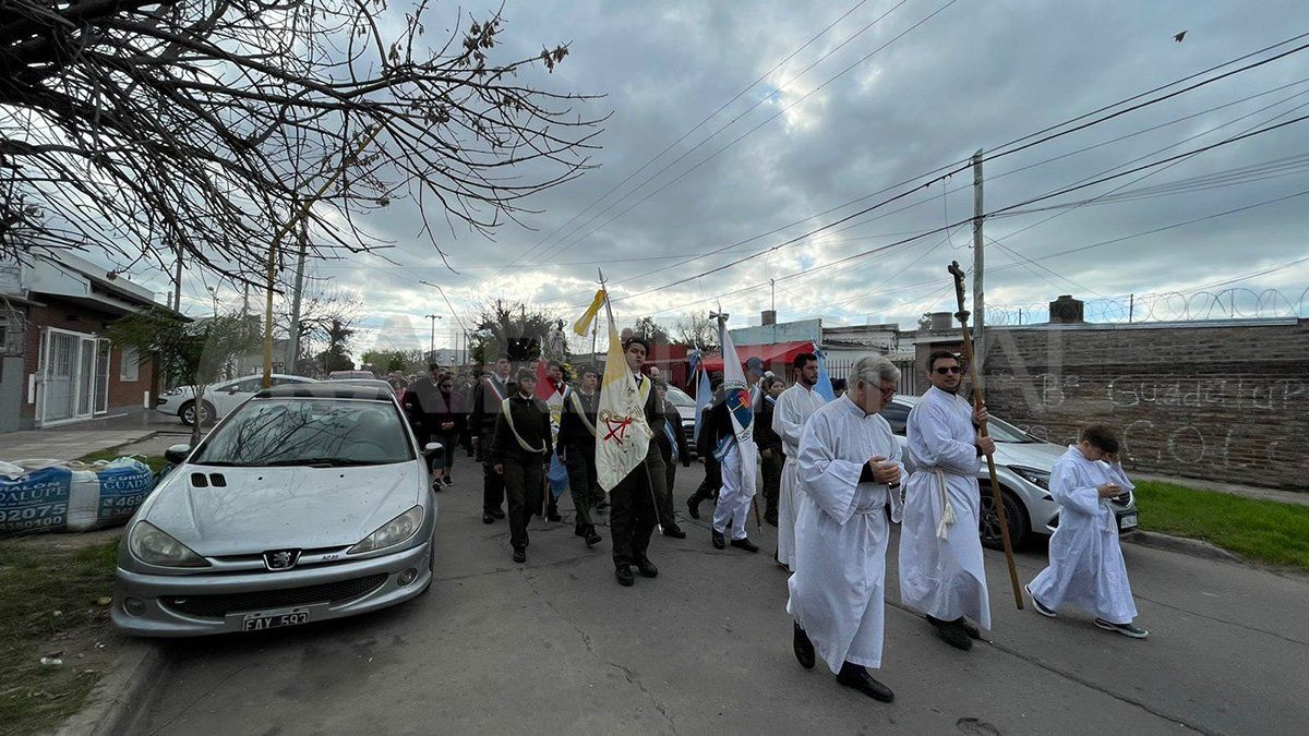 Adelante, iban el sacerdote, los monaguillos y la imagen de San Cayetano. Por detrás, seguían la procesión los fieles.