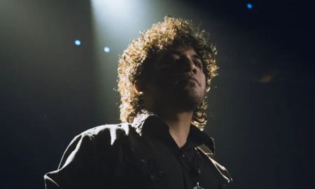 Fernando Sosa logró recrear la mística de Gustavo Cerati y despertó elogios en el público argentino. Fernando Sosa logró recrear la mística de Gustavo Cerati y despertó elogios en el público argentino.