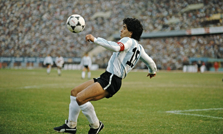 Efemérides del 25 de noviembre: el mundo llora a Diego Armando Maradona Efemérides del 25 de noviembre: el mundo llora a Diego Armando Maradona