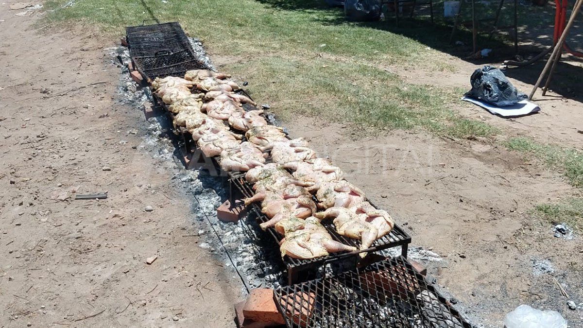 El Movimiento Popular la Dignidad cocinó 400 pollos para distribuir entre las familias más necesitadas del noreste.