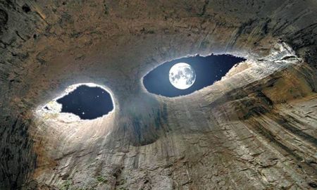 La Luna a través de la cueva de los ojos de Dios. La Luna a través de la cueva de los ojos de Dios.