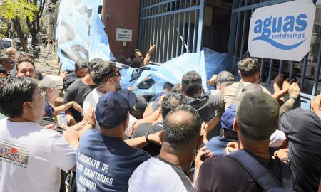 incidentes en una protesta de trabajadores de assa frente a la empresa en rosario incidentes en una protesta de trabajadores de assa frente a la empresa en rosario