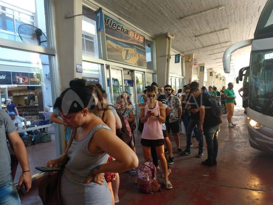 Larga espera de los santafesinos para viajar a la Fiesta de Disfraces