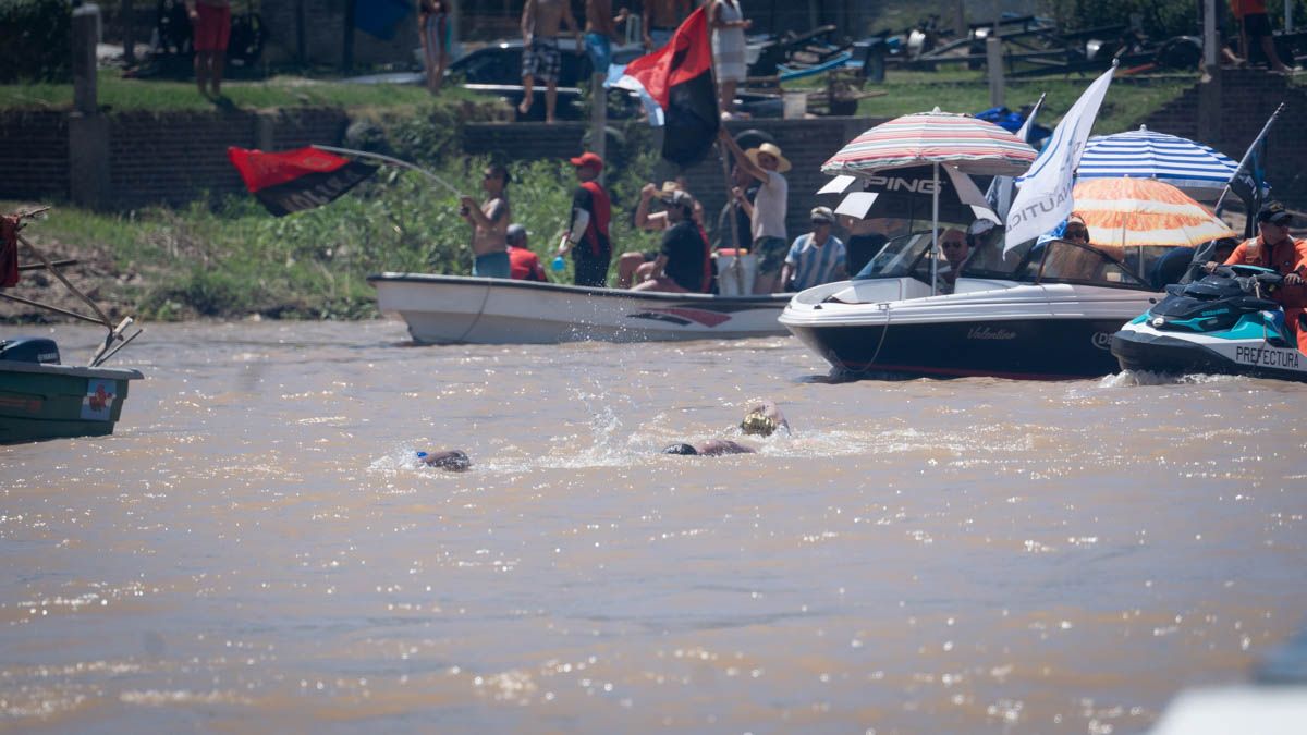 Los nadadores en plena competencia de la Maratón Santa Fe-Coronda. Los nadadores en plena competencia de la Maratón Santa Fe-Coronda.