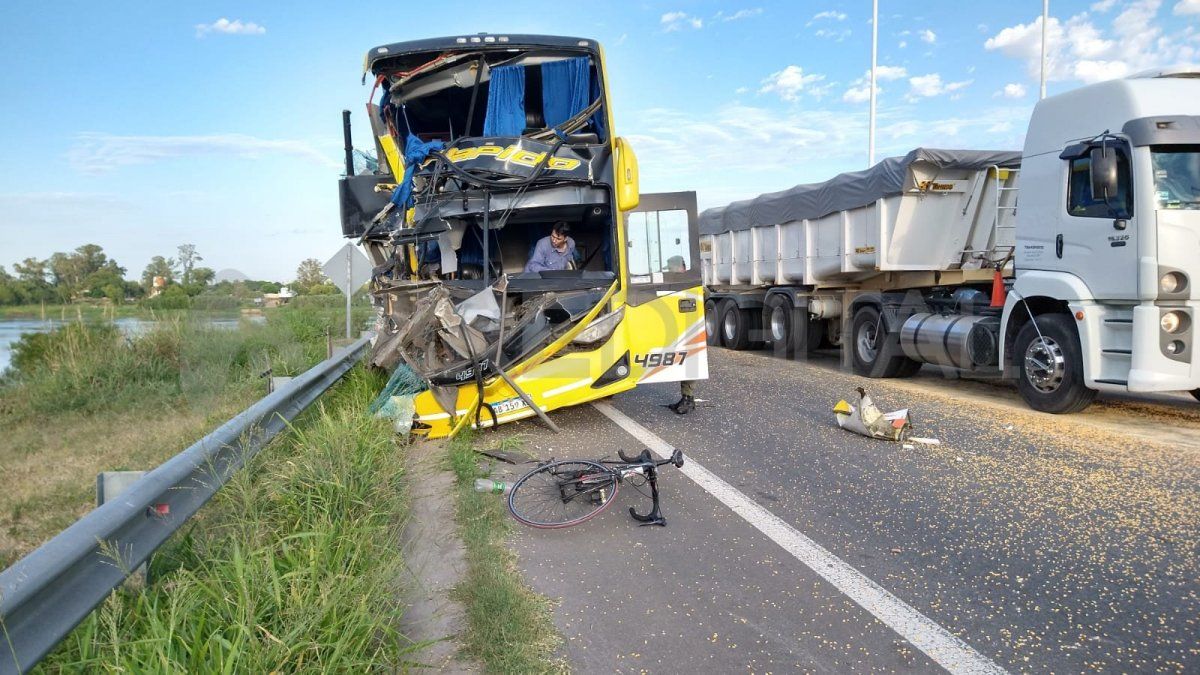 El accidente entre el colectivo y el camión ocurrió sobre el puente del río Colastiné. 