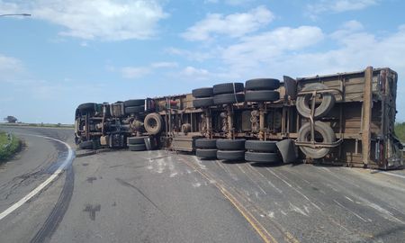 por el vuelco de un camion, cortan el transito en el acceso a rn 19 por la autopista a rosario
