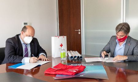 Aerolíneas Argentinas firmó convenio de ayuda y capacitación con la Cruz Roja Argentina. Aerolíneas Argentinas firmó convenio de ayuda y capacitación con la Cruz Roja Argentina.