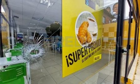 Registro. Así quedó el frente vidriado de una estación de servicios atacada a balazos. Registro. Así quedó el frente vidriado de una estación de servicios atacada a balazos.