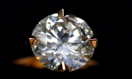 Una mujer casi tira a la basura un diamante de 2,7 millones de dólares creyendo que era una baratija