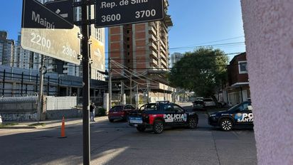 Accidente entre una moto y un auto en barrio Candioti: dos personas fueron trasladadas al hospital Cullen