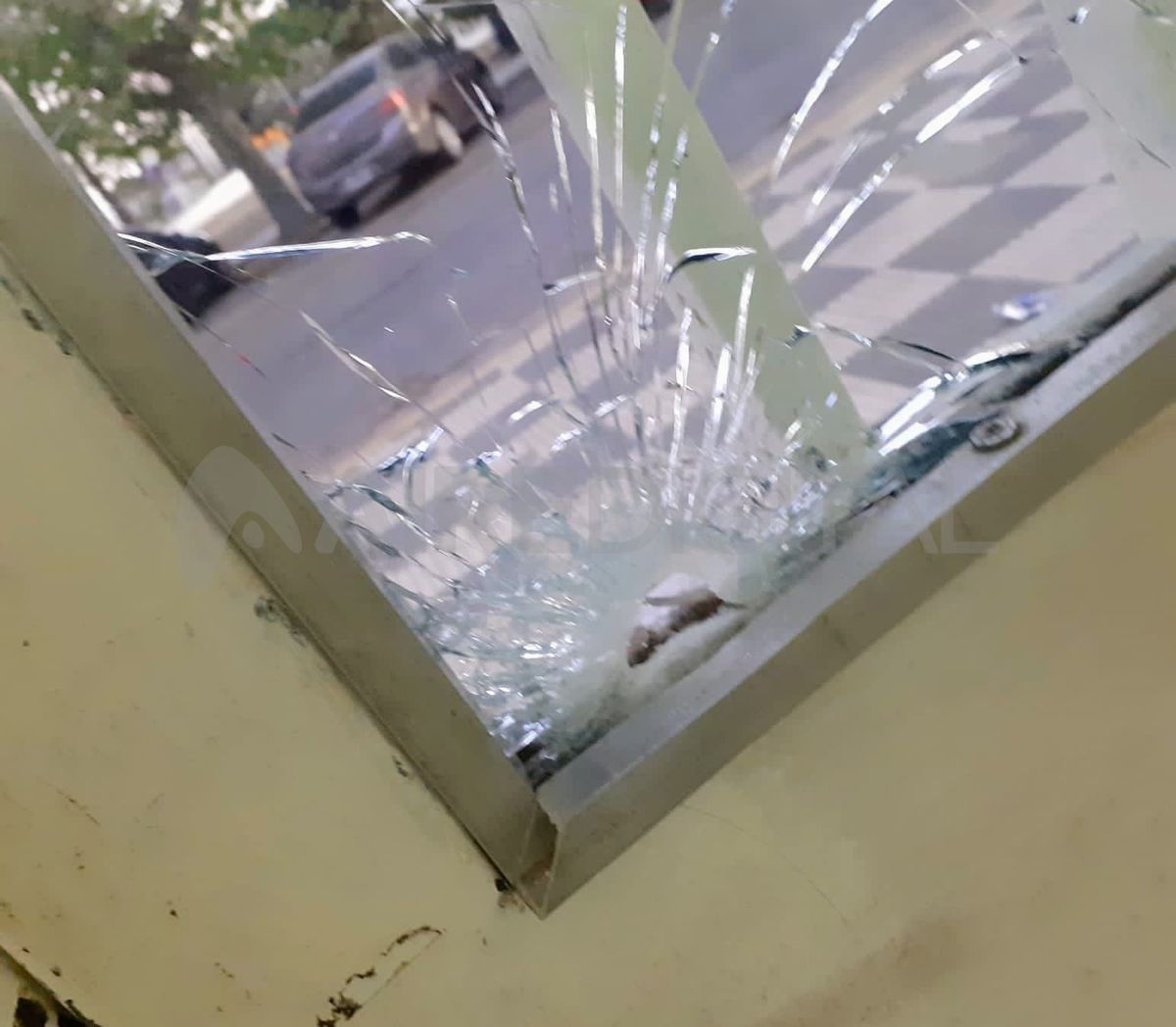 Uno de los disparos impactó en la puerta de ingreso del Municipio.