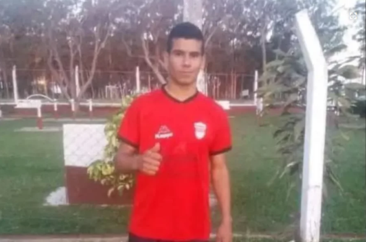 Tragedia en el f&uacute;tbol: un jugador muri&oacute; tras chocar contra el muro de una cancha en Corrientes.
