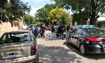 La policía detuvo a los dos ladrones cuando intentaban escapar en un remís La policía detuvo a los dos ladrones cuando intentaban escapar en un remís