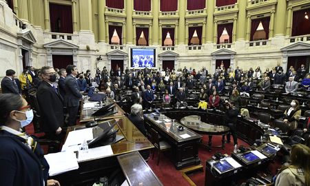 La oposición unida en la Cámara de Diputados logró reunir este miércoles por la tarde los 129 legisladores necesarios para iniciar la sesión especial en la que ya se trata proyecto que busca implementar la boleta única de papel. La oposición unida en la Cámara de Diputados logró reunir este miércoles por la tarde los 129 legisladores necesarios para iniciar la sesión especial en la que ya se trata proyecto que busca implementar la boleta única de papel.
