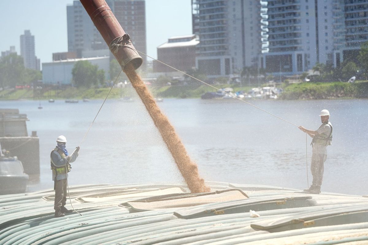 Provincia continúa potenciando el Puerto de Santa Fe: 5.000 toneladas de trigo embarcan hacia San Lorenzo.