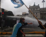 Durante la manifestación frente al Congreso de la Nación en rechazo al proyecto presentado por Javier Milei, bajo el nombre “Ley de Inviolabilidad de la Propiedad Privada” se producen serios incidentes entre la policía y los manifestantes. Durante la manifestación frente al Congreso de la Nación en rechazo al proyecto presentado por Javier Milei, bajo el nombre “Ley de Inviolabilidad de la Propiedad Privada” se producen serios incidentes entre la policía y los manifestantes.