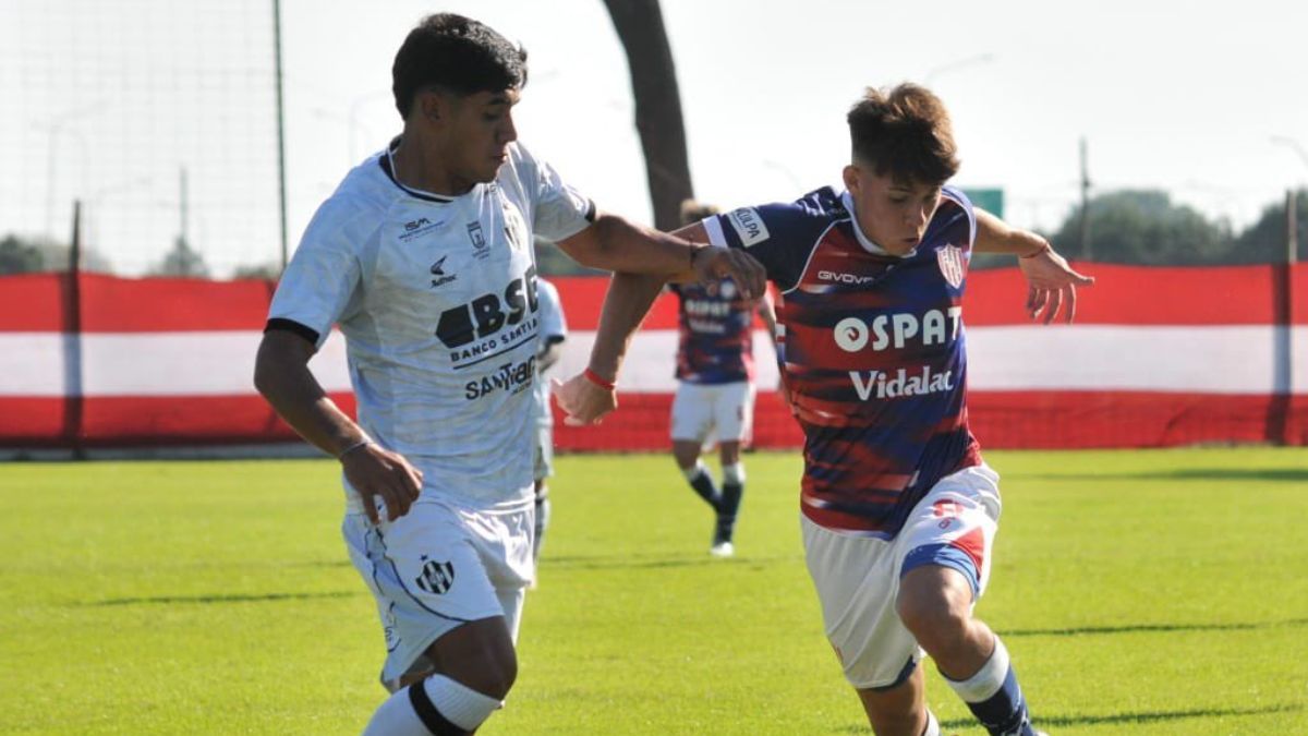 Leonardo Madelón estuvo observando el partido de reserva entre Unión y Central Córdoba.