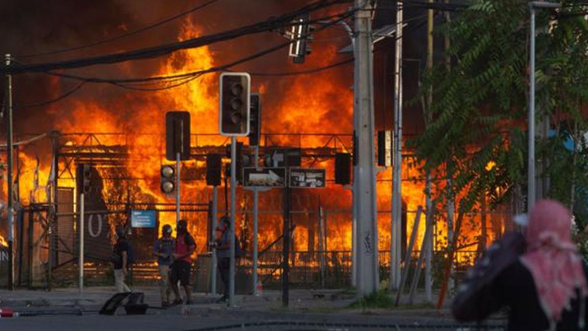 Un manifestante muerto en otra noche de furia en Chile