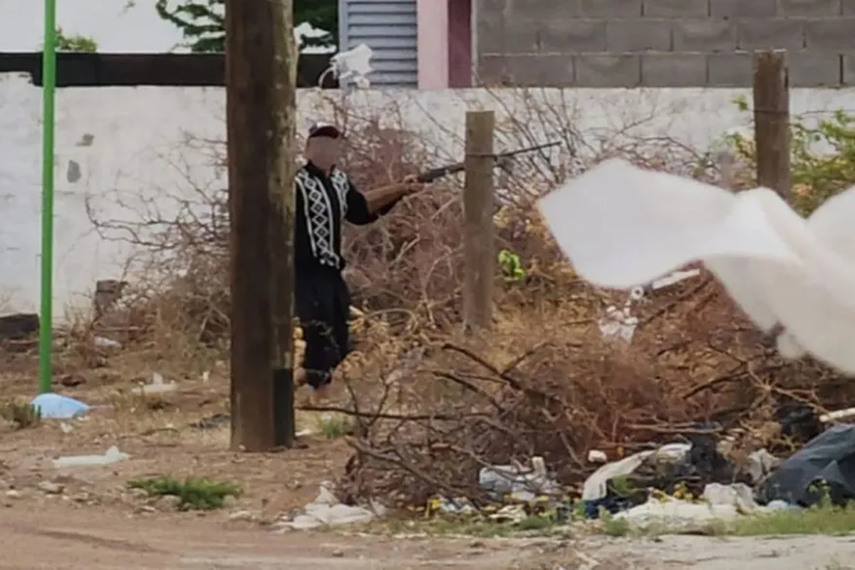 Ibarra comenzó a disparar a los policías con una escopeta.