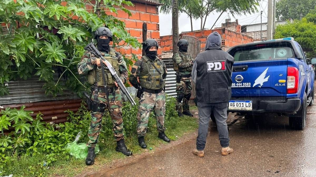 En el allanamiento encontraron droga y dinero en efectivo. En el allanamiento encontraron droga y dinero en efectivo.
