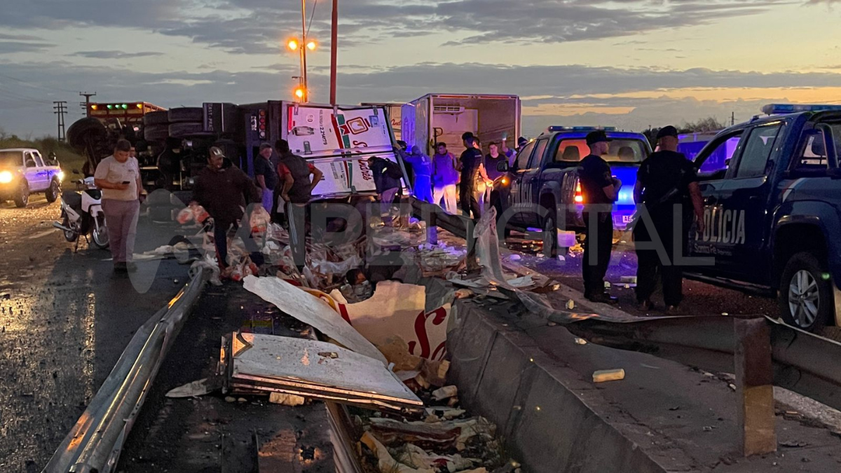 En primera instancia la decisión era resguardar los productos, pero ante la cantidad de gente que llegó al lugar, no se pudo contener la situación y se optó por dejar que la gente llevara los pollos