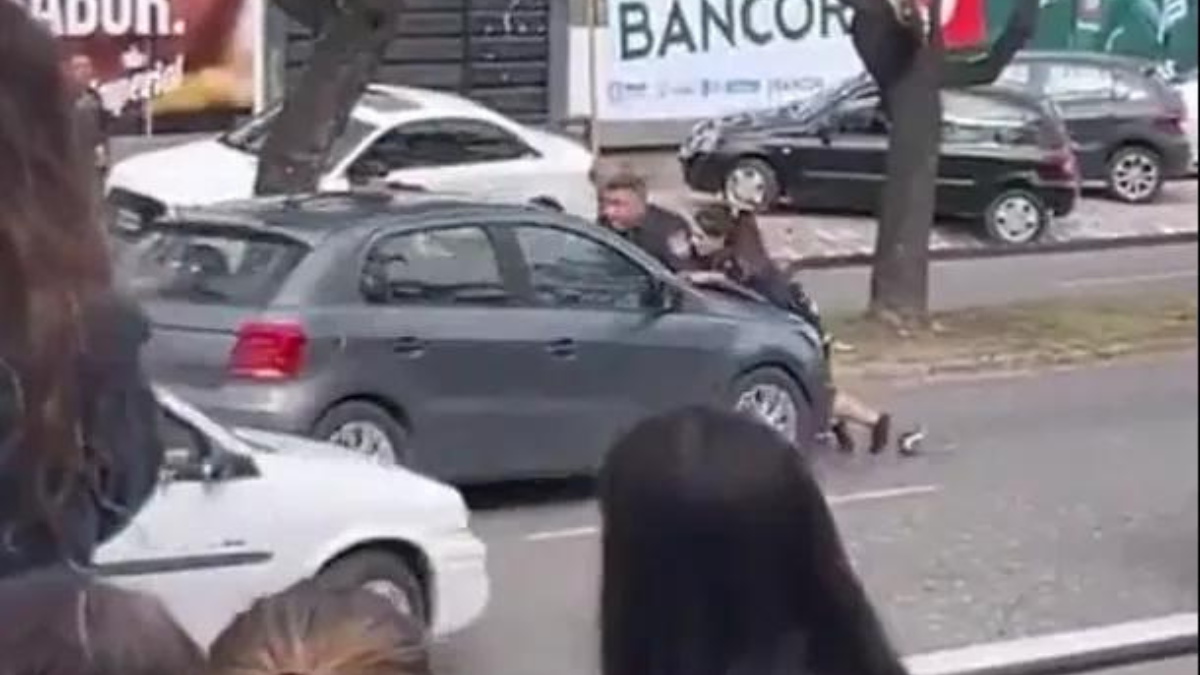 Cuando el vehículo se detuvo, el integrante de las fuerzas rompió el parabrisas a puño limpio y procedió al arresto de las tres personas que estaban en el interior del auto.