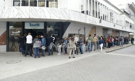 dolares y guaranies: los santafesinos hacen largas colas en las casas de cambio dolares y guaranies: los santafesinos hacen largas colas en las casas de cambio