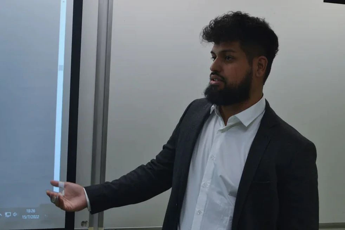 Nicolás Monzón, estudia tres carreras: Ingeniería en Informática en la Universidad Argentina de la Empresa (UADE), y licenciatura en Matemática y en Ciencias Físicas en la Universidad de Buenos Aires (UBA).