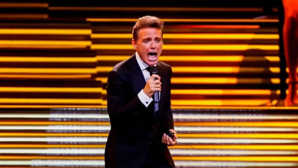 Luis Miguel bajó del escenario para darle un beso a Mirtha Legrand. Luis Miguel bajó del escenario para darle un beso a Mirtha Legrand.