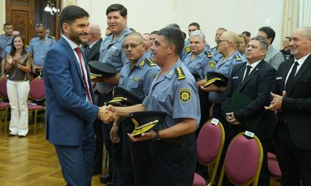 El gobernador saludó al personal de la Policía de la Provincia y a los jefes, que tanto le han dado a nuestra provincia. El gobernador saludó al personal de la Policía de la Provincia y a los jefes, que tanto le han dado a nuestra provincia.