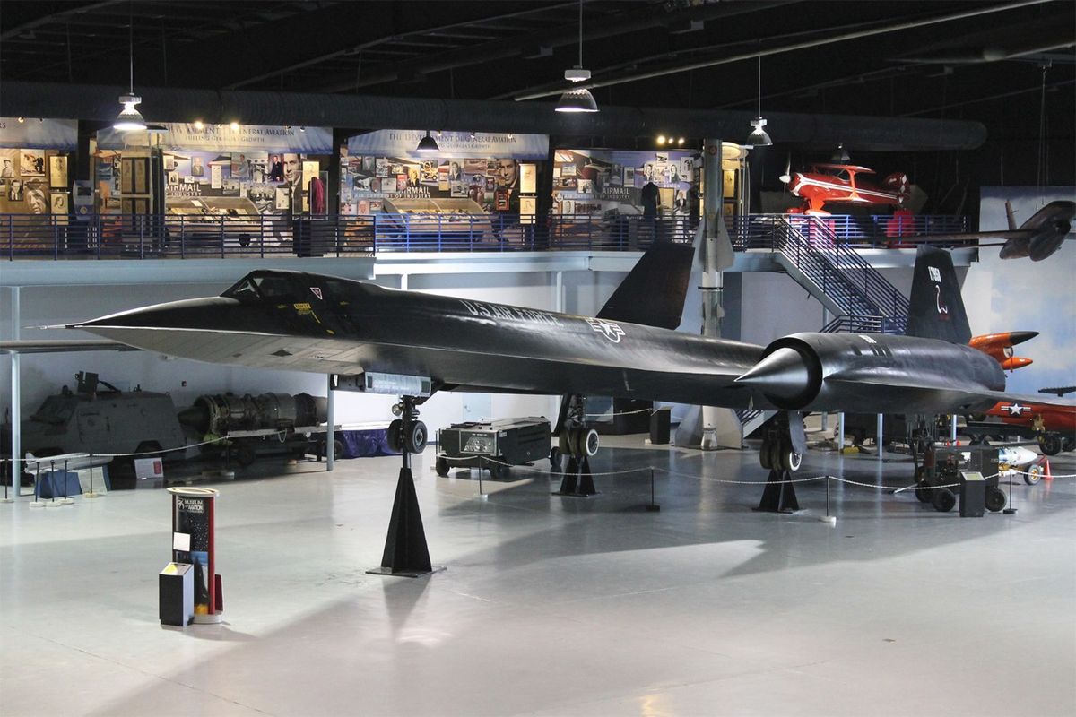 Este es el SR-71 Blackbird matrícula 17958 que estableció el récord mundial de velocidad el 28 de julio de 1976 –que a la fecha permanece imbatido–, y que se conserva y exhibe en el Museo de Aviación en Warner Robins, Georgia. Este es el SR-71 Blackbird matrícula 17958 que estableció el récord mundial de velocidad el 28 de julio de 1976 –que a la fecha permanece imbatido–, y que se conserva y exhibe en el Museo de Aviación en Warner Robins, Georgia.