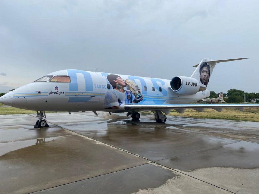 Diego Armando Maradona fue pintado sobre un avión que viajará al Mundial de Fútbol