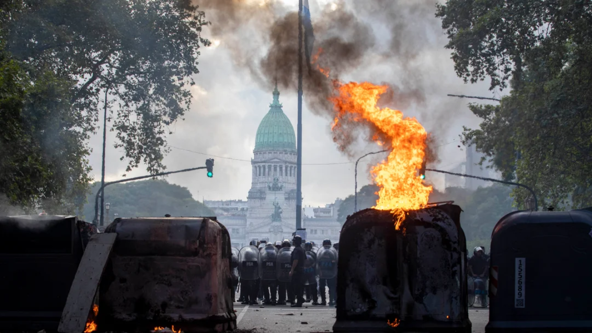 Violencia fuera del Congreso: liberaron a 94 personas