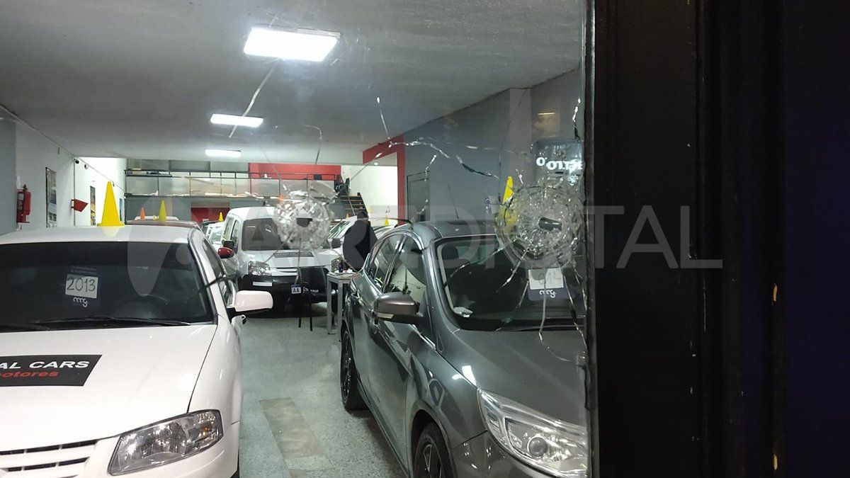 Personal de la AIC arribó al lugar del hecho en busca de evidencias.