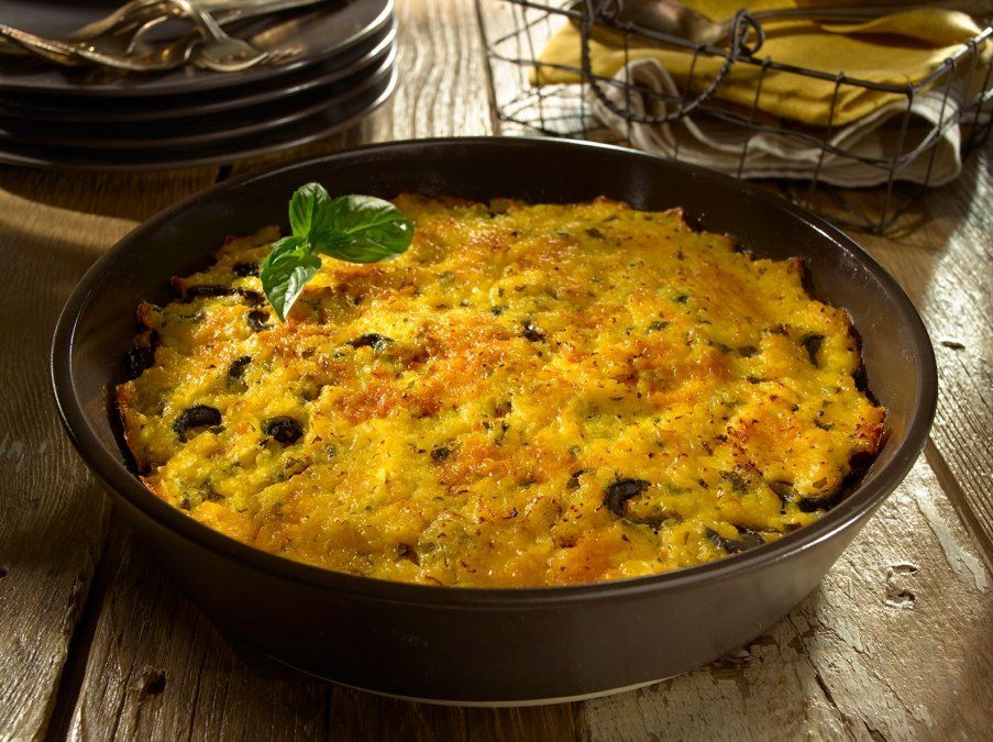 Pastel de choclo gratinado con queso.