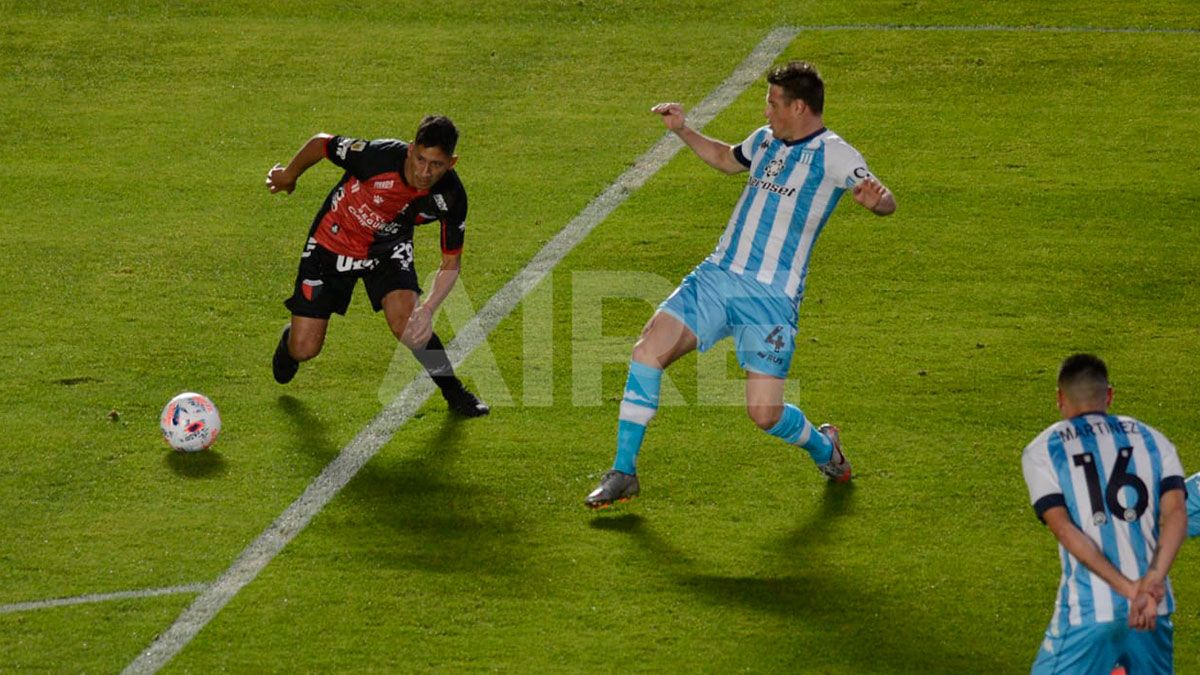 Colón de Santa Fe y Racing definieron la Copa de la Liga en el Estadio San Juan del Bicentenario. En la foto, Rodrigo Aliendro, jugador del Sabalero, controla la pelota ante la mirada de Iván Pillud.