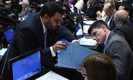 En el Senado de la Nación se define el futuro de la Ley Bases y el paquete fiscal de Milei. En el Senado de la Nación se define el futuro de la Ley Bases y el paquete fiscal de Milei.