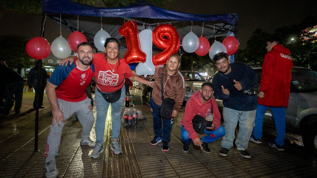 Al hincha de Unión poco le importó la lluvia y celebra con fervor 119 años de historia.