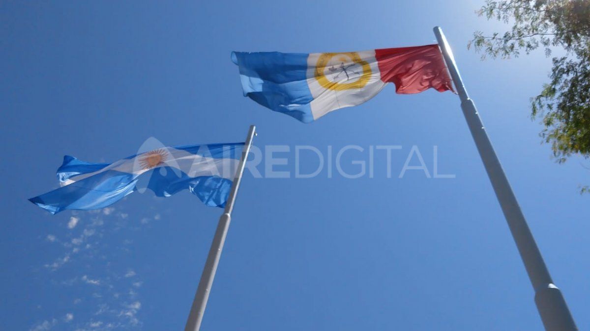 En Santa Fe, el izamiento de las banderas se realizó en la plaza 25 de Mayo.