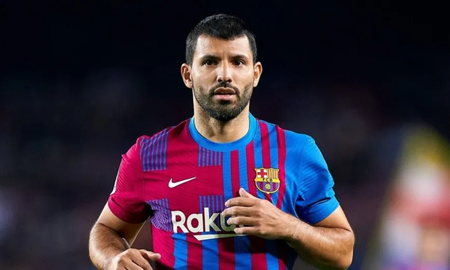 El club catalán le debería tres millones de euros. El club catalán le debería tres millones de euros.
