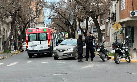 choque entre un auto y una camioneta en el macrocentro de santa fe: un herido choque entre un auto y una camioneta en el macrocentro de santa fe: un herido