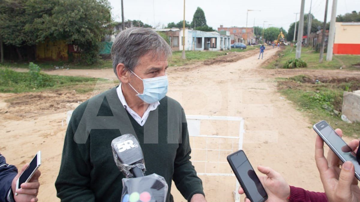 En diálogo mano a mano con Luis Mino, Emilio Jatón respondió a las preguntas que, a través del mensajero de Aire de Santa Fe, los vecinos acercaban al mandatario municipal.