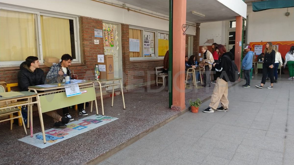 Tras días de intensas negociaciones que se extendieron en el tiempo, en el justicialismo santafesino, el espacio llegó a un acuerdo para conformar una lista prácticamente de unidad, sin contar al perottismo que no participará. Tras días de intensas negociaciones que se extendieron en el tiempo, en el justicialismo santafesino, el espacio llegó a un acuerdo para conformar una lista prácticamente de unidad, sin contar al perottismo que no participará.