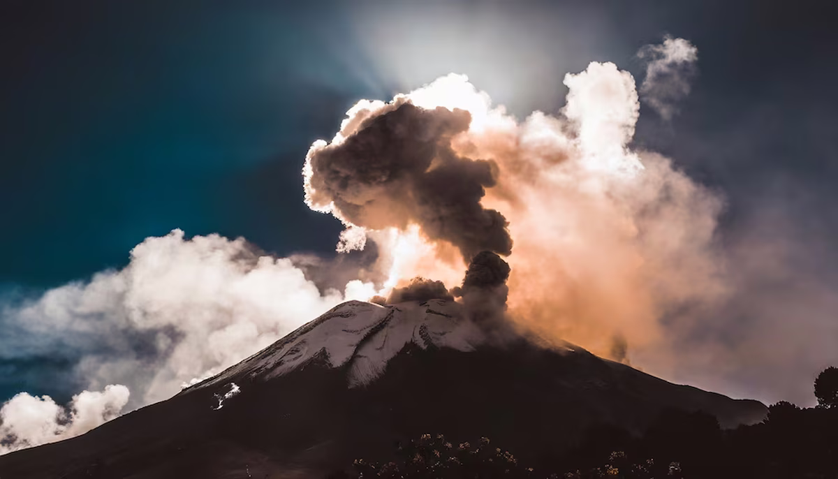El incremento en la actividad superficial y sísmica del volcán llevó tanto al Servicio Geológico Minero Argentino (SEGEMAR) como al Servicio Nacional de Geología y Minería de Chile (Sernageomin) a elevar la alerta técnica a color amarillo.