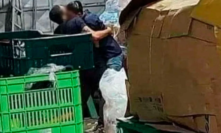 Visitó a su esposo en el trabajo, lo encontró besándose con un compañero y lo escrachó en las redes sociales Visitó a su esposo en el trabajo, lo encontró besándose con un compañero y lo escrachó en las redes sociales