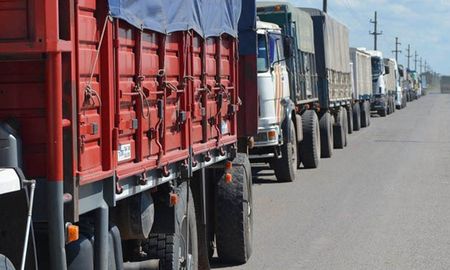 La Federación de Transportadores Argentinos (Fe.Tr.A.) convocó a un paro nacional de actividades para el lunes 11 de abril desde las cero horas. La Federación de Transportadores Argentinos (Fe.Tr.A.) convocó a un paro nacional de actividades para el lunes 11 de abril desde las cero horas.