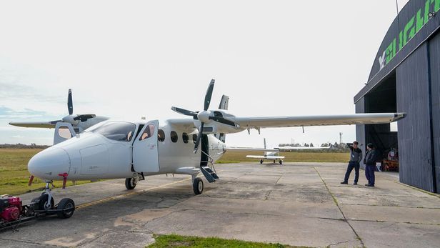 El Aeropuerto Internacional de Sauce Viejo centraliza los despegues diarios desde las 11 hasta las 21 horas, articulando las reservas familiares de forma digital. El Aeropuerto Internacional de Sauce Viejo centraliza los despegues diarios desde las 11 hasta las 21 horas, articulando las reservas familiares de forma digital.