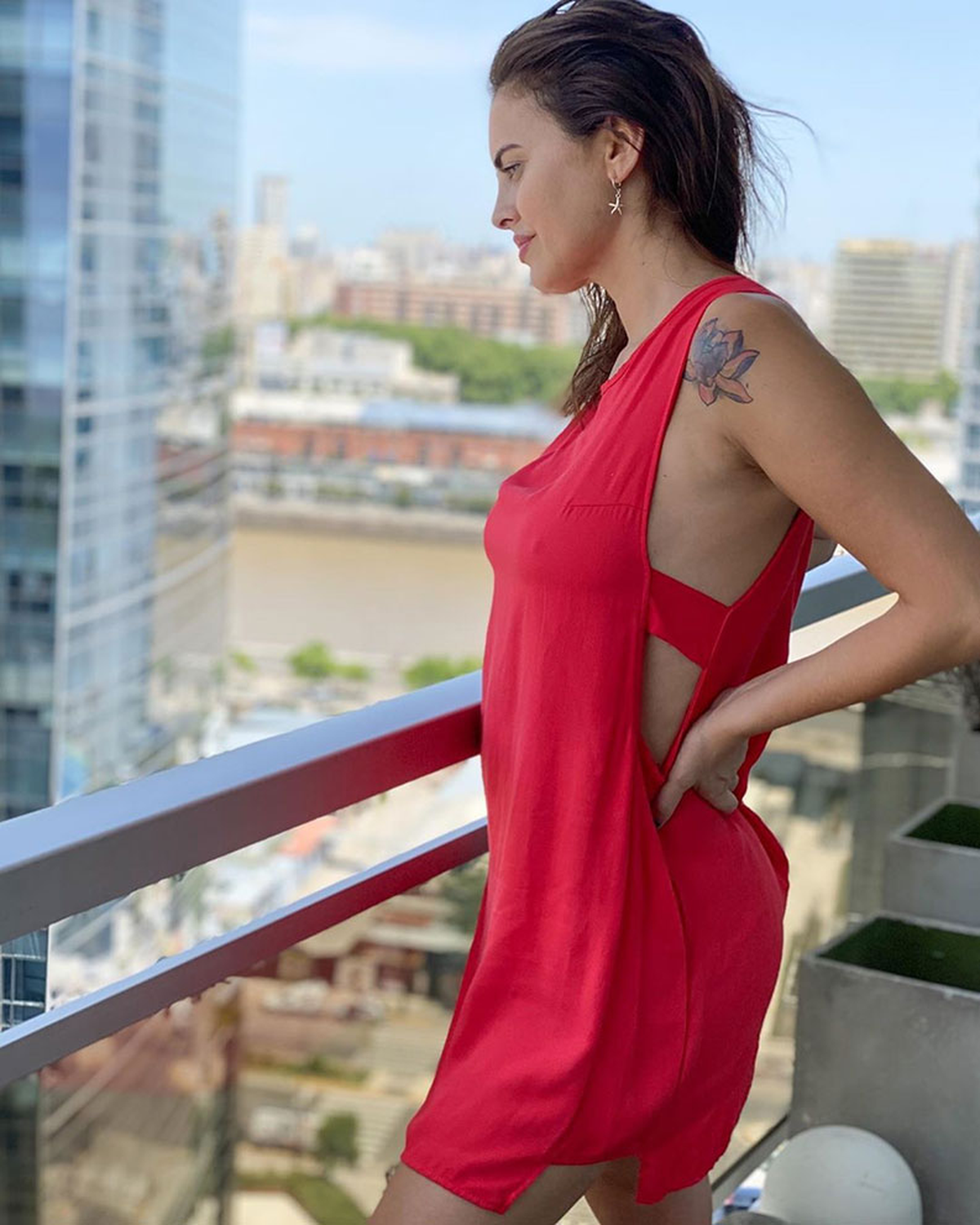 Desde el balcón, se puede obtener una gran vista del río de la Plata. Desde el balcón, se puede obtener una gran vista del río de la Plata.